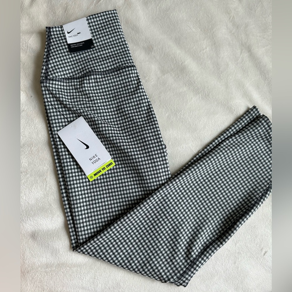 New with tags Nike cropped yoga pants
